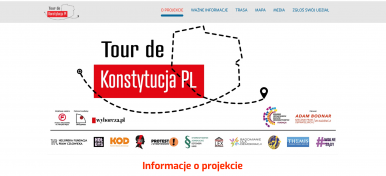 Na zdjęciu widzimy napis TOUR DE KONSTYTUCJA PL i grafikę symbolizjącą przebieg drogi konstytucji na kształt kraju RP